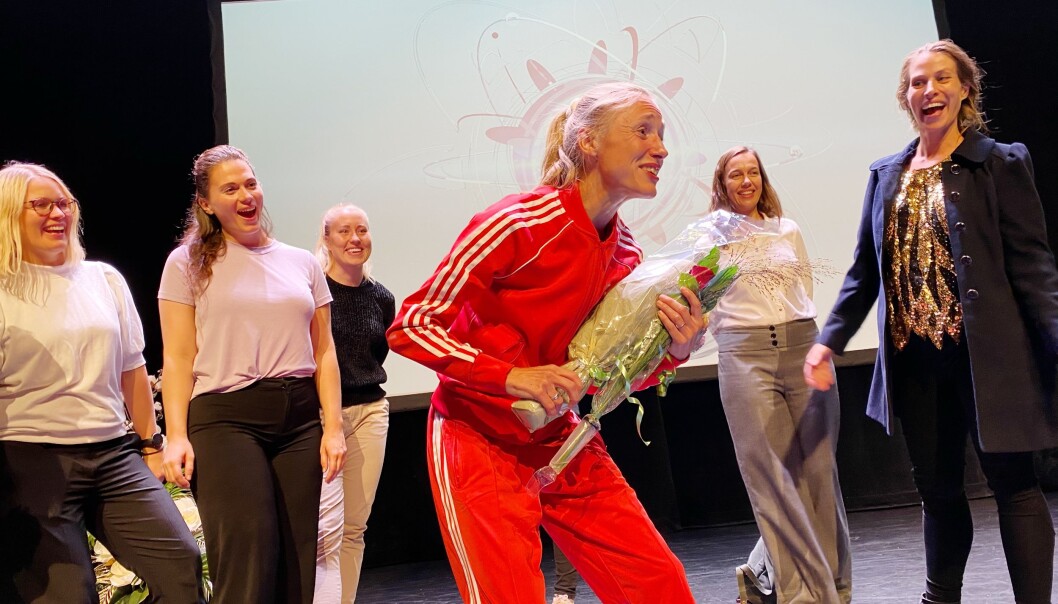 Katrine Rolid er omgitt av kolleger etter at hun gikk til finalen i Forsker Grand Prix. Katrine Rolid er omgitt av kolleger etter at hun gikk til finalen i Forsker Grand Prix.