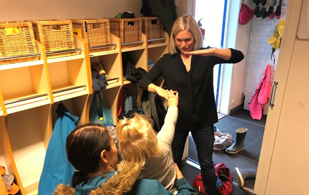 Fysioterapeut Anette H. Grainger følger opp de ansatte i 90 barnehager. Fysioterapeut Anette H. Grainger følger opp de ansatte i 90 barnehager.