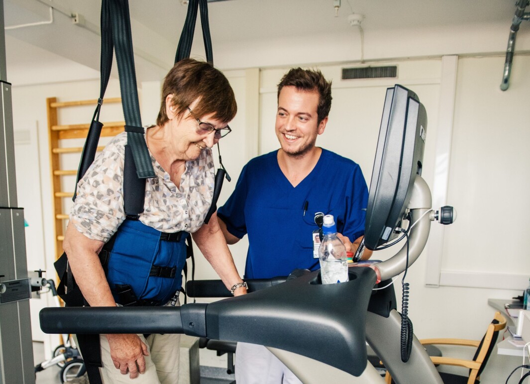 Joakim Moestue Halvorsen jobber som fysioterapeut på Forsterket Rehabilitering Aker, og har behandlet flere covid-19-pasienter med senskader. Pasienten på bildet er ikke i denne pasientgruppa, men mottar her lignende gangtrening. Joakim Moestue Halvorsen jobber som fysioterapeut på Forsterket Rehabilitering Aker, og har behandlet flere covid-19-pasienter med senskader. Pasienten på bildet er ikke i denne pasientgruppa, men mottar her lignende gangtrening.