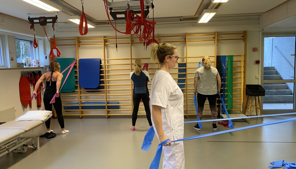 En av fysioterapeutene på Revmatismesykehuset i treningsrommet.