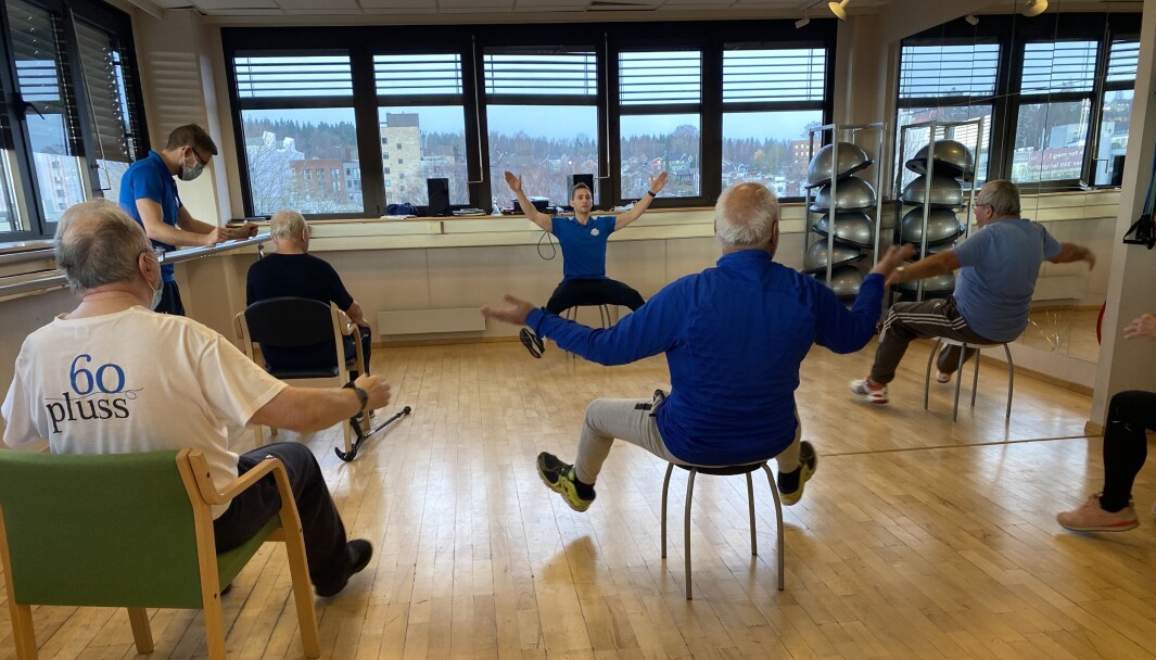 Ved Stadion Fysikalske Institutt i Oslo har de gruppetimer for pasienter med Parkinsons sykdom to ganger i uka. Fysioterapeut Øystein Dons leder an, med kollega Sindre W. Kristiansen til venstre. Ved Stadion Fysikalske Institutt i Oslo har de gruppetimer for pasienter med Parkinsons sykdom to ganger i uka. Fysioterapeut Øystein Dons leder an, med kollega Sindre W. Kristiansen til venstre.