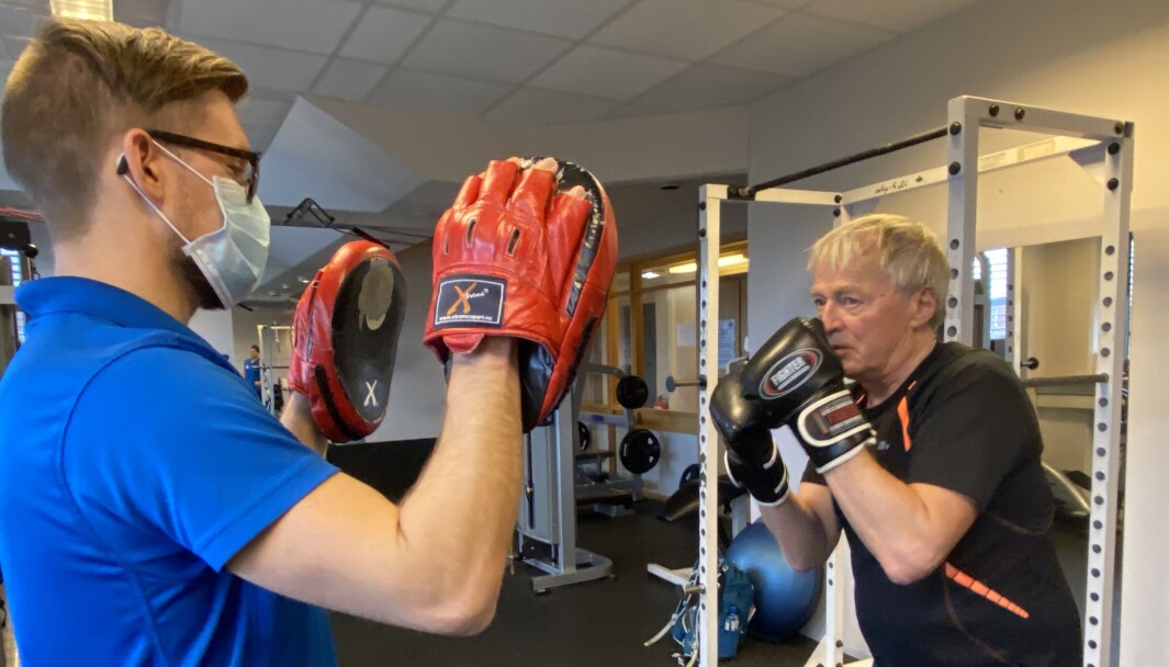 På Stadion Fysikalske institutt i Oslo har fysioterapeut Sindre W. Kristiansen gått kurset til ParkinsonNet og tyr innimellom til boksing med pasient Arvid Ekeland (til høyre). På Stadion Fysikalske institutt i Oslo har fysioterapeut Sindre W. Kristiansen gått kurset til ParkinsonNet og tyr innimellom til boksing med pasient Arvid Ekeland (til høyre).