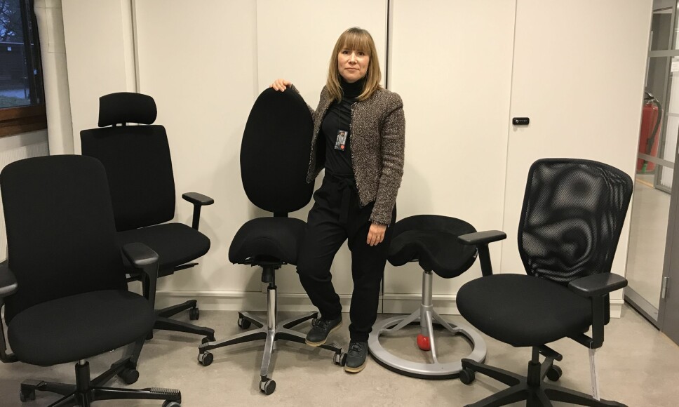 Leder Carolina Lybäck-Forsbacka i NFFs faggruppe for ergonomi med noen av de ulike kontorstolene bedriftshelsetjenesten på Universitetet i Oslo bruker i arbeidet sitt.