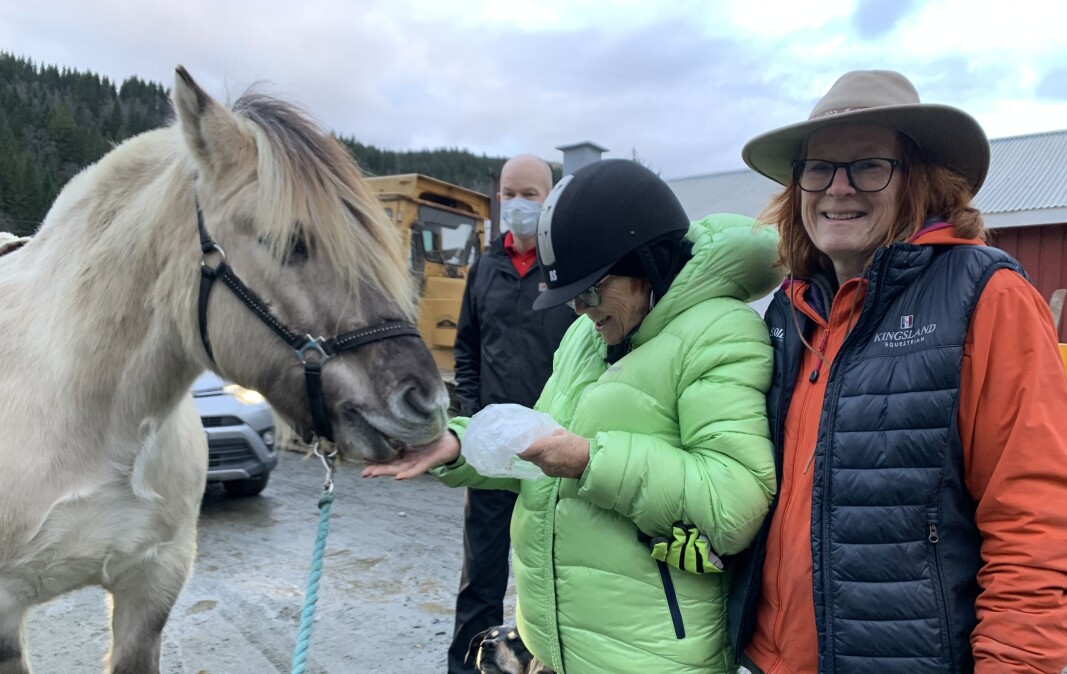 Professor Tobba Sudmann ved Høgskulen på Vestlandet vil ha debatt om romantisk forhold til tidligere pasienter bør ut av lovverket. Sudmann (til høyre) er her på ridefysioterapi med Kristin Halding Iversen. Professor Tobba Sudmann ved Høgskulen på Vestlandet vil ha debatt om romantisk forhold til tidligere pasienter bør ut av lovverket. Sudmann (til høyre) er her på ridefysioterapi med Kristin Halding Iversen.