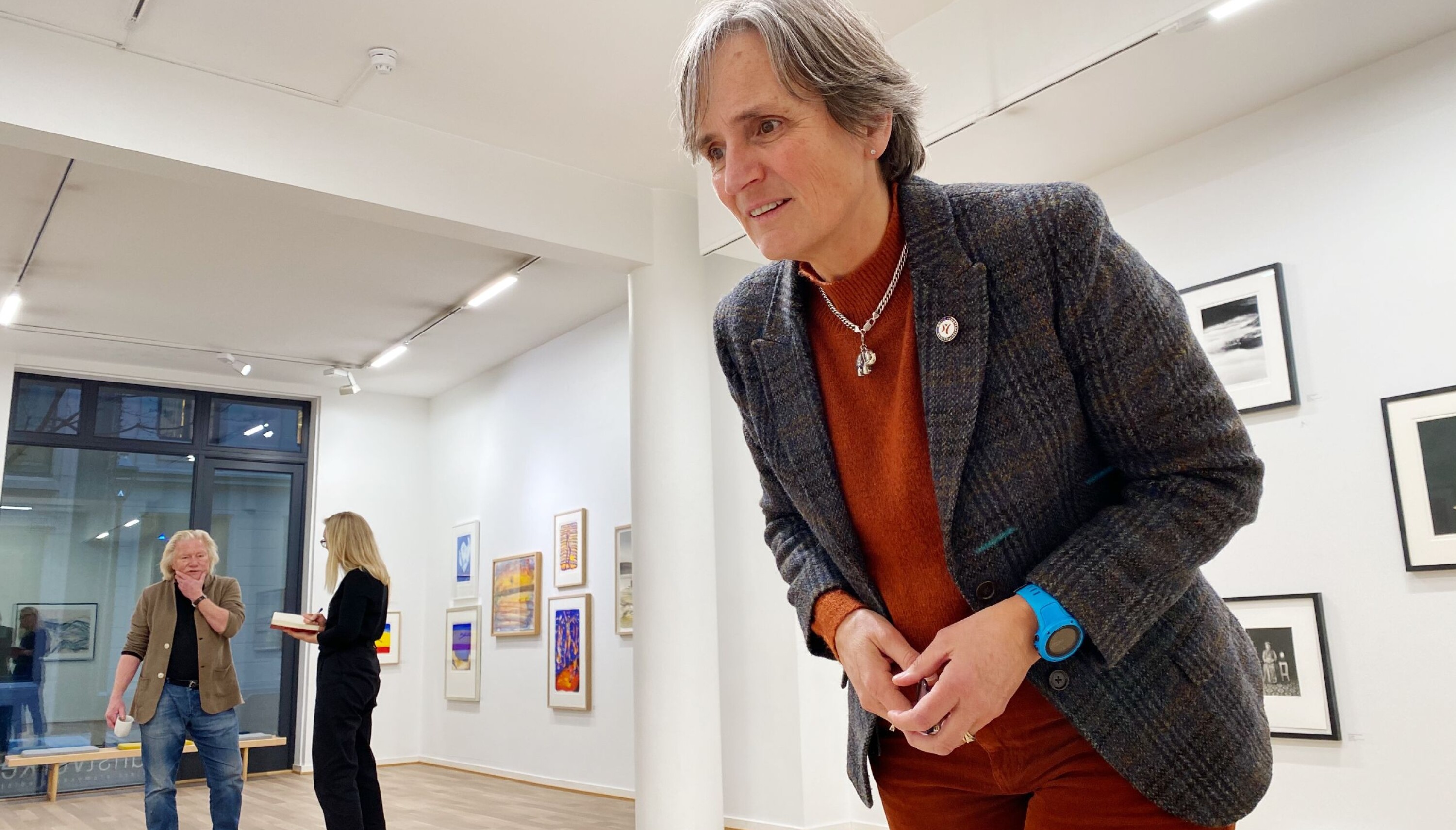 Gerty Lund og NFF har blitt mer synlige i 2020. Og da vi gjestet galleriet nesten vegg i vegg med NFFs kontorer, traff Gerty selveste Morten Krogvold (fotograf i bakgrunn).