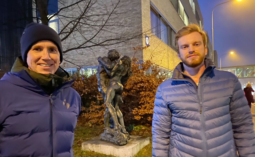 Sportskommentator Kasper Wikestad (til venstre) og fysioterapeut Øystein Aas møttes igjen utenfor Ullevål sykehus. Sportskommentator Kasper Wikestad (til venstre) og fysioterapeut Øystein Aas møttes igjen utenfor Ullevål sykehus.