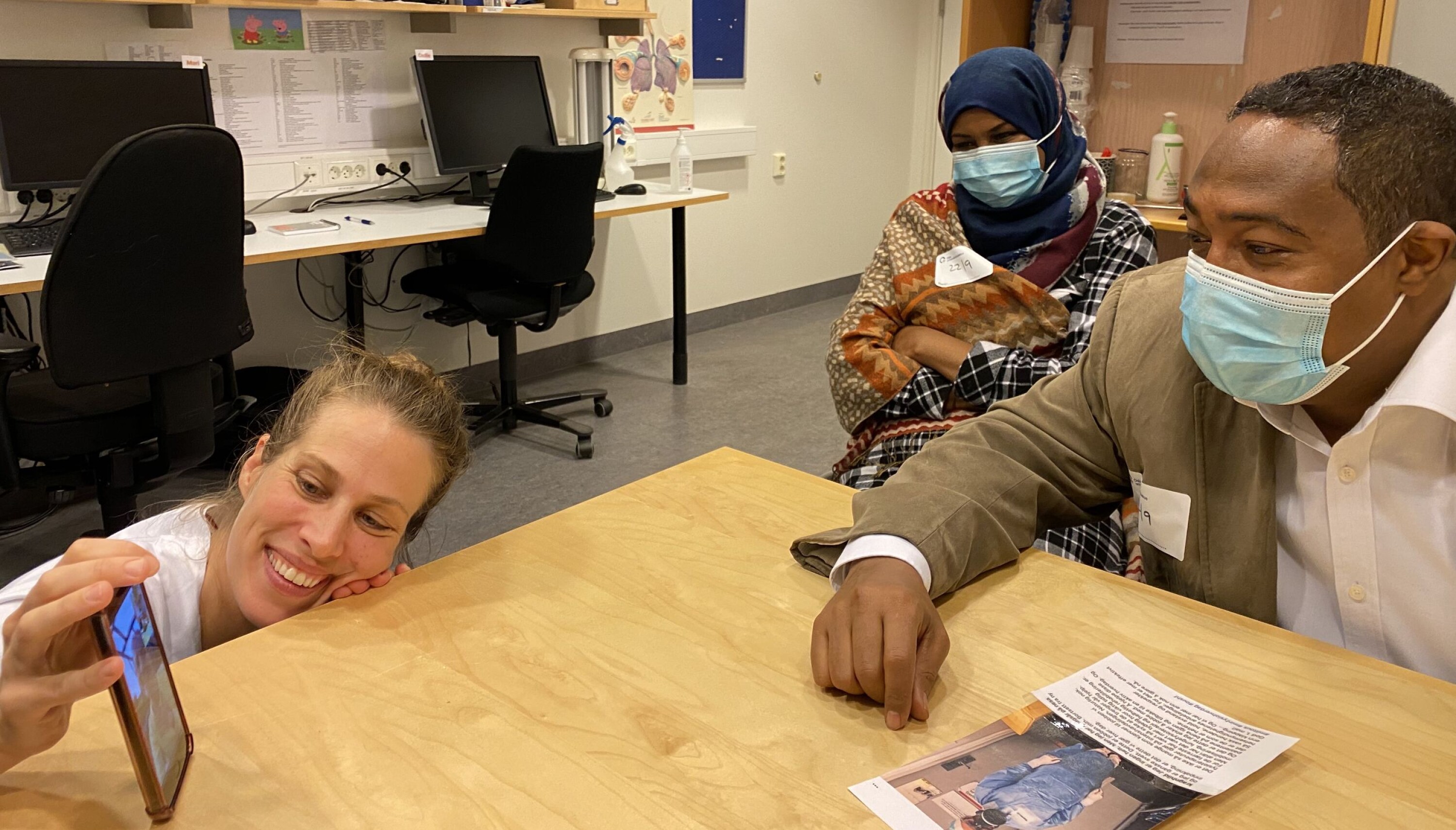 Her har Åse Kristin Waglen andre fysioterapeuter på telefonen for å snakke med Sadiq Aded da han og kona var tilbake på Rikshospitalet. Her har Åse Kristin Waglen andre fysioterapeuter på telefonen for å snakke med Sadiq Aded da han og kona var tilbake på Rikshospitalet.