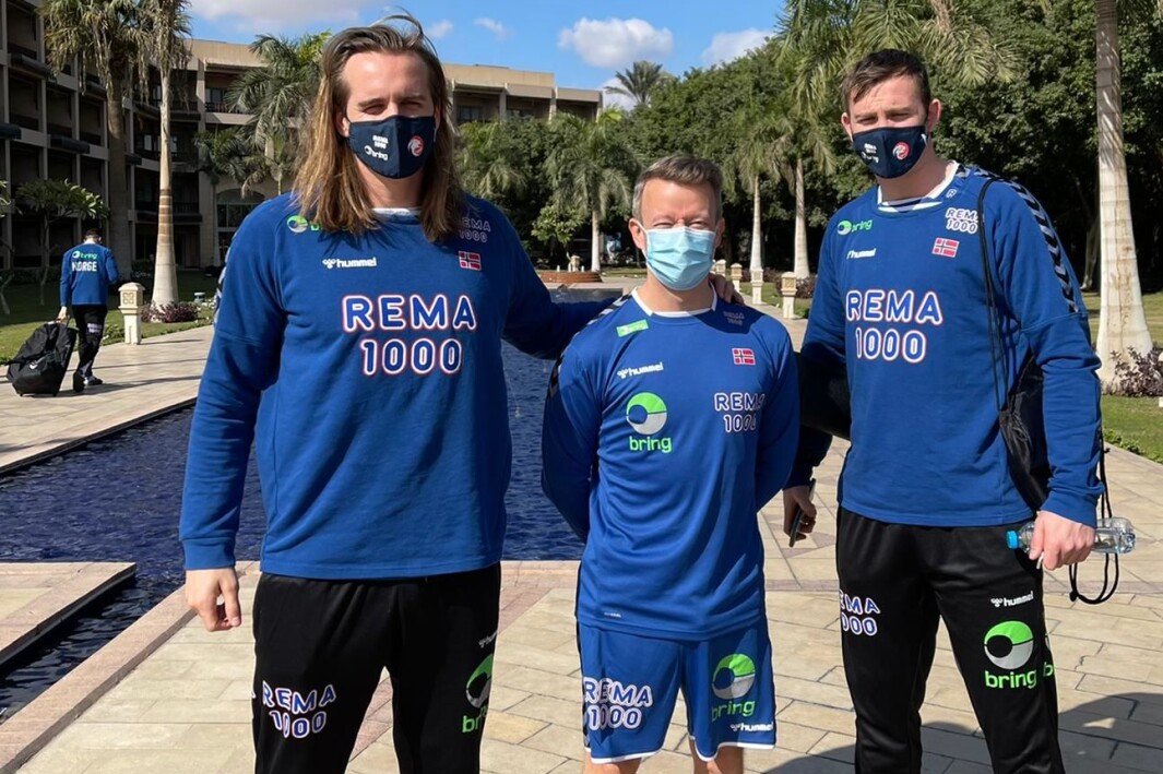 Håndballherrene nyter godt av kompetansen til manuellterapeut Harald Markussen. Fre venstre Kent Robin Tønnesen, Harald Markussen og Sander Sagosen før kveldens kamp i Egypt. Håndballherrene nyter godt av kompetansen til manuellterapeut Harald Markussen. Fre venstre Kent Robin Tønnesen, Harald Markussen og Sander Sagosen før kveldens kamp i Egypt.