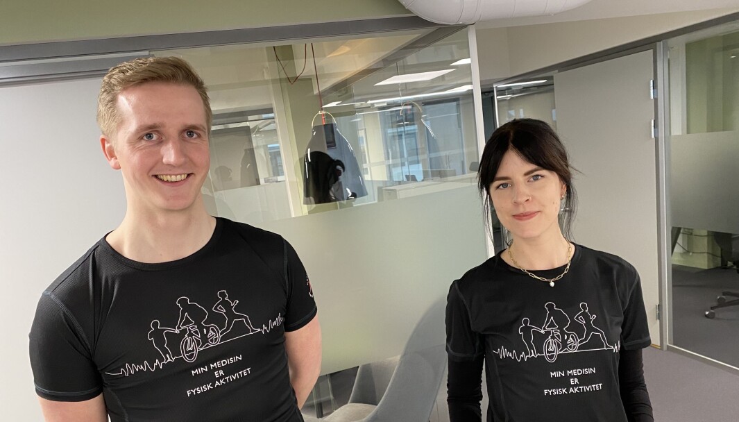 Mai-Brit Olsen Vikeby og Steinar Gløer Aarum viser frem t-skjortene som gis bort. Mai-Brit Olsen Vikeby og Steinar Gløer Aarum viser frem t-skjortene som gis bort.