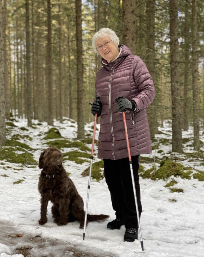 Rigmor Noer og hunden Eira går jevnlig turer med personer med demens. Rigmor Noer og hunden Eira går jevnlig turer med personer med demens.