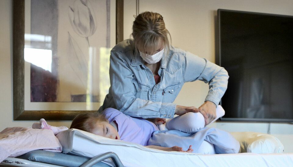 Fysioterapeut Lene Ziener behandler en seks år gammel pasient.