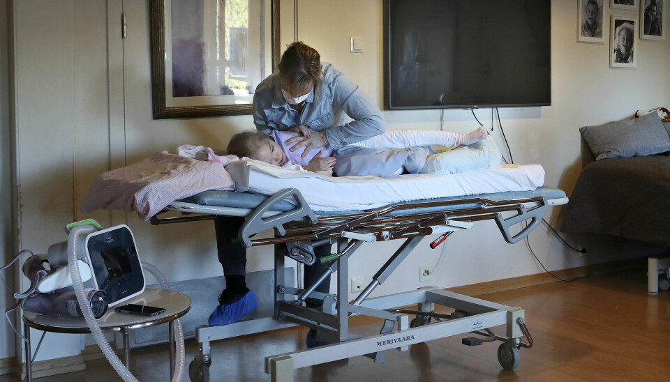 Charlotte Gjersvik-Sætre (6 år) er multihandikappet og trenger hjelp flere ganger i uken fra fysioterapeut. Likevel er terapeutene langt nede på kommunens vaksineliste..