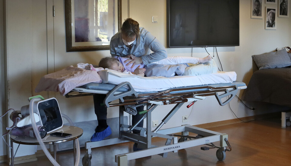Charlotte Gjersvik-Sætre (6 år) er multihandikappet og trenger hjelp flere ganger i uken fra fysioterapeut. Likevel er terapeutene langt nede på kommunens vaksineliste.. Charlotte Gjersvik-Sætre (6 år) er multihandikappet og trenger hjelp flere ganger i uken fra fysioterapeut. Likevel er terapeutene langt nede på kommunens vaksineliste..