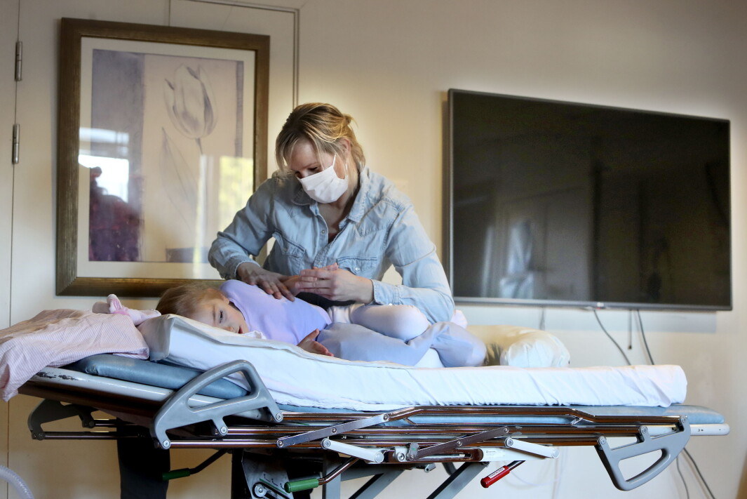 Charlotte Gjersvik-Sætre (6 år) er multihandikappet og trenger hjelp flere ganger i uken fra fysioterapeut. Nå blir avtalefysioterapeutene og de kommunalt ansatte fysioterapeutene i Bærum vaksinert. Charlotte Gjersvik-Sætre (6 år) er multihandikappet og trenger hjelp flere ganger i uken fra fysioterapeut. Nå blir avtalefysioterapeutene og de kommunalt ansatte fysioterapeutene i Bærum vaksinert.