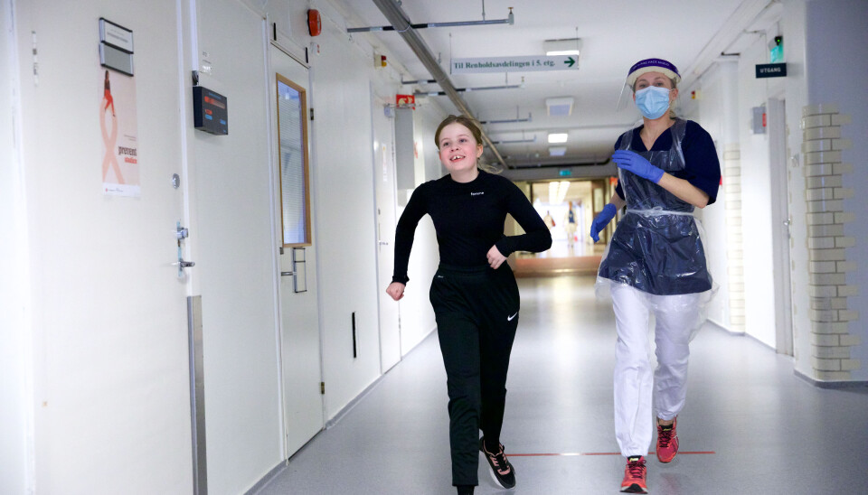 FULL FART. Gabrielle Michaelsen og Kristine Bergseth avslutter treningen med løping i gangene på Aker.