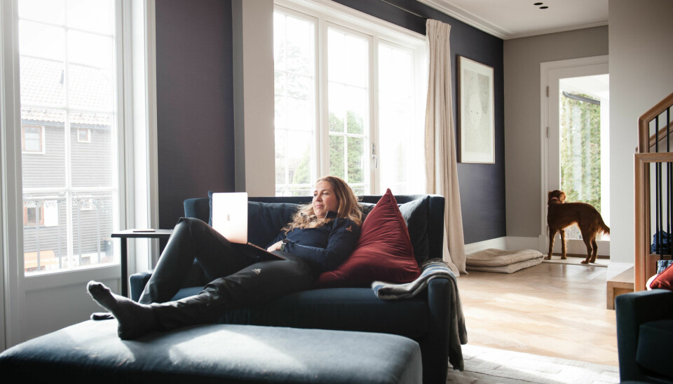 TAR DET ROLIG: -Jeg er flink til å ligge på sofaen også, sier Heidi E. Kristiansen.