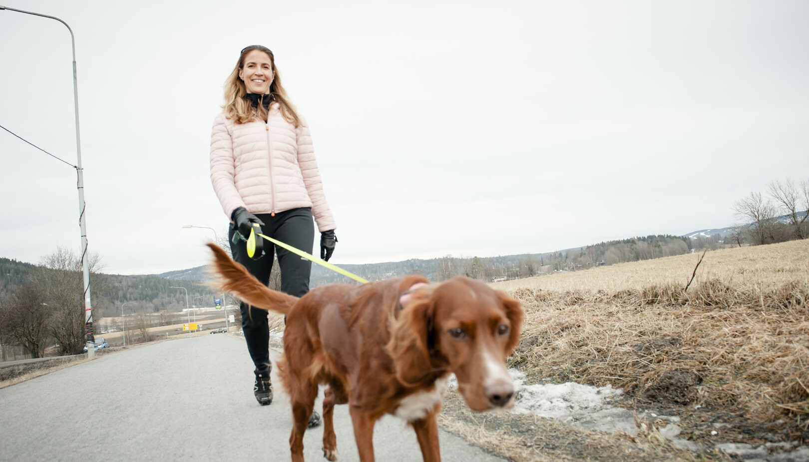 TURVENN: Heidi E. Kristiansen har hatt stor glede av hunden Fia, spesielt etter kreftdiagnosen. TURVENN: Heidi E. Kristiansen har hatt stor glede av hunden Fia, spesielt etter kreftdiagnosen.