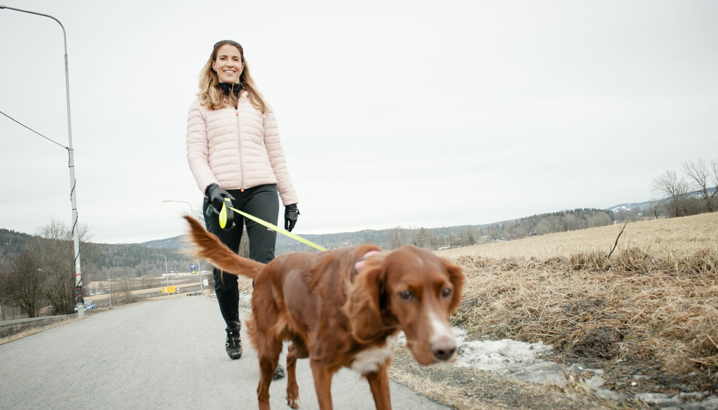 TURVENN: Heidi E. Kristiansen har hatt stor glede av hunden Fia, spesielt etter kreftdiagnosen.