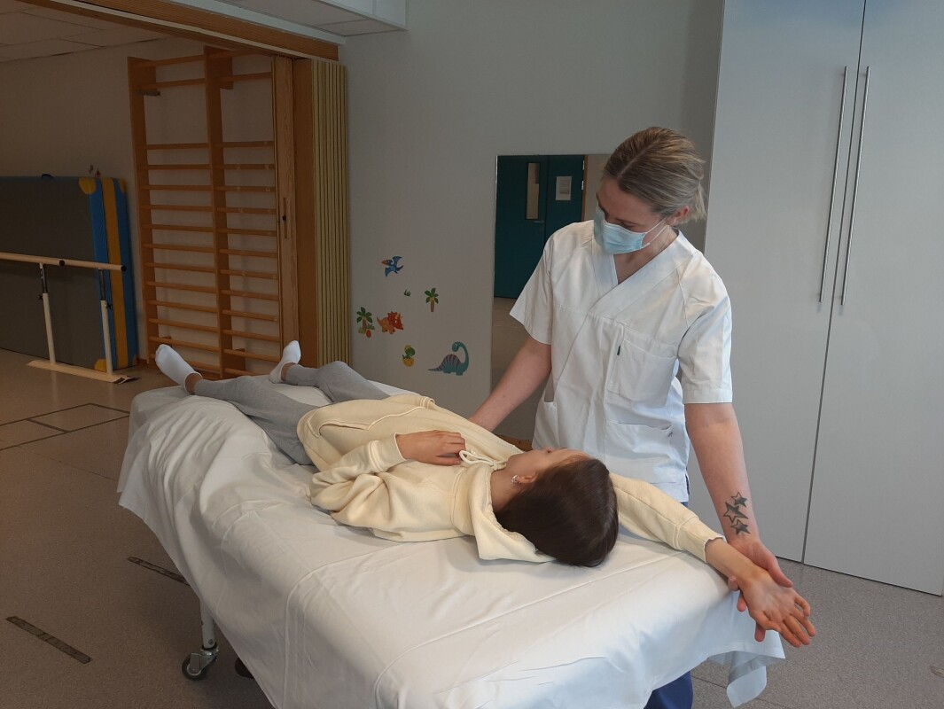 De eldste får hands-on behandling. De eldste får hands-on behandling.