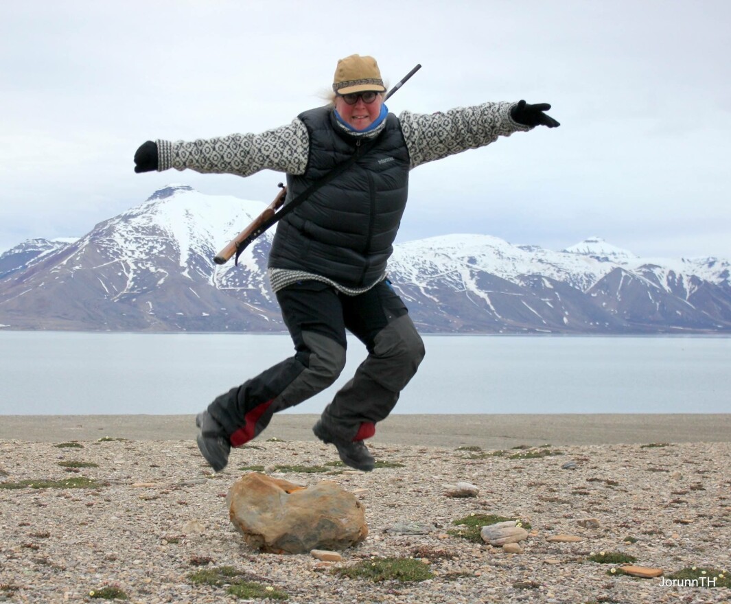 Hoppende glad for å ha drømmejobb i Longyearbyen. Hoppende glad for å ha drømmejobb i Longyearbyen.