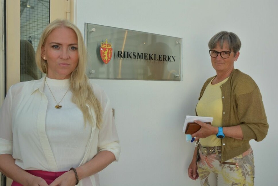 På vei til Riksmekleren. Lill Sverresdatter Larsen og Gerty Lund.