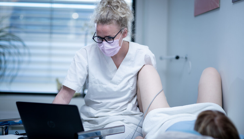 Tove Villumstad sjekker muskulaturen vaginalt og leser av på en datamaskin. Tove Villumstad sjekker muskulaturen vaginalt og leser av på en datamaskin.