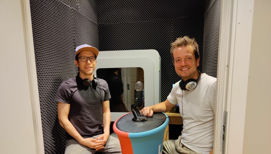 Martin Moum Hellevik og Joakim Moestue Halvorsen i studio.