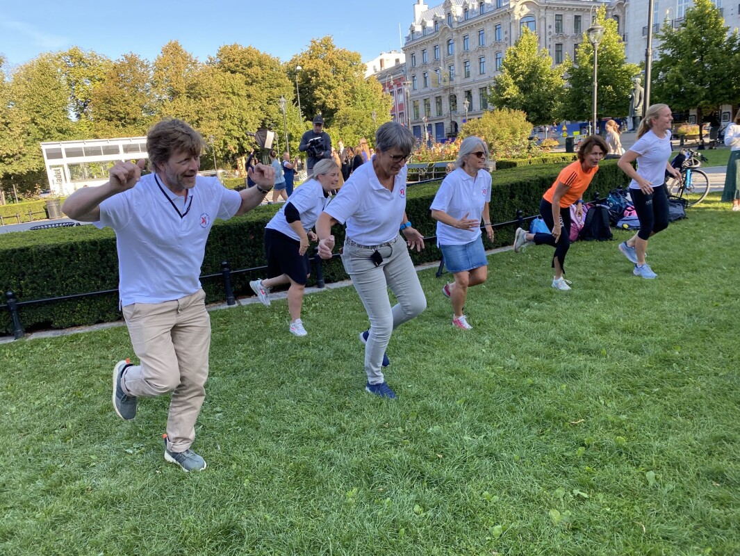 Forbundsleder Gerty Lund og flere fra administrasjonen i Norsk Fysioterapeutforbund deltok på gymtimen foran Stortinget. Forbundsleder Gerty Lund og flere fra administrasjonen i Norsk Fysioterapeutforbund deltok på gymtimen foran Stortinget.