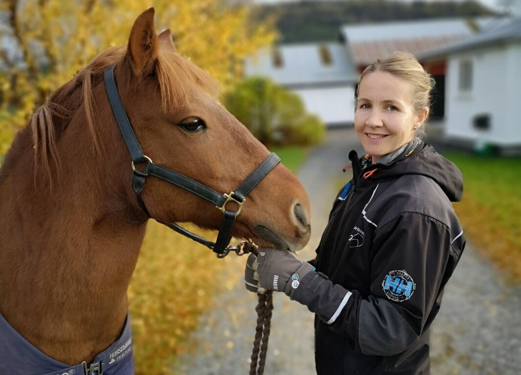Else Christine Nygård vil bygge ridehall på sin egen gård for å kunne tilby ridefysioterapi hele året, men kommunen sier nei. Else Christine Nygård vil bygge ridehall på sin egen gård for å kunne tilby ridefysioterapi hele året, men kommunen sier nei.