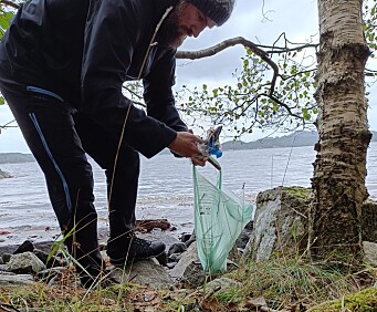 Her rydder Pål Vermedal-Skjold søppel. Her rydder Pål Vermedal-Skjold søppel.