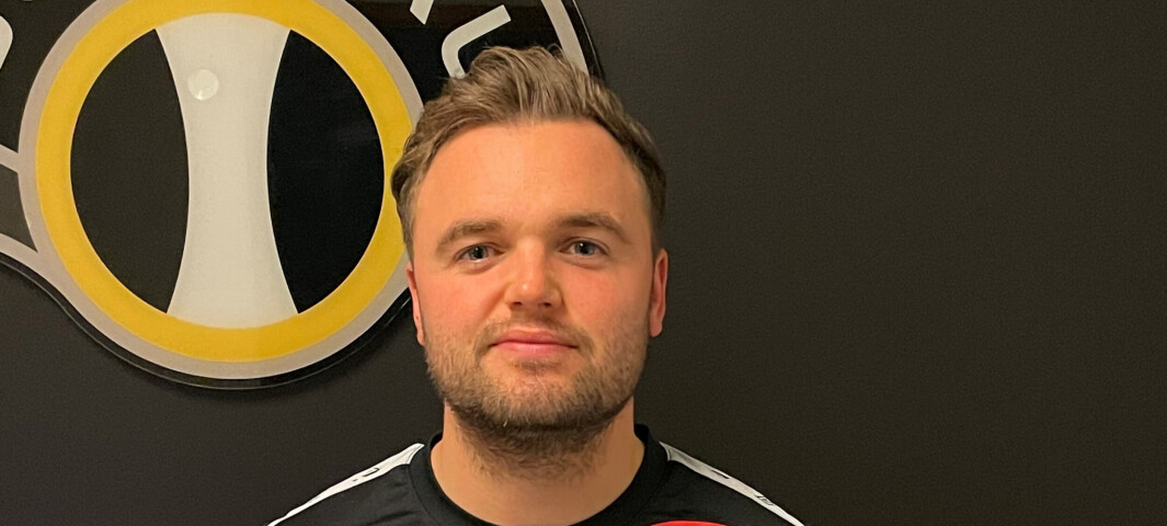 – Jeg er trent i nødvendig livredning via studiet, men dette er første gang jeg er med på at det ikke ligger en dukke der, sier fysioterapeut Sondre Sjøgren Jakobsen. – Jeg er trent i nødvendig livredning via studiet, men dette er første gang jeg er med på at det ikke ligger en dukke der, sier fysioterapeut Sondre Sjøgren Jakobsen.