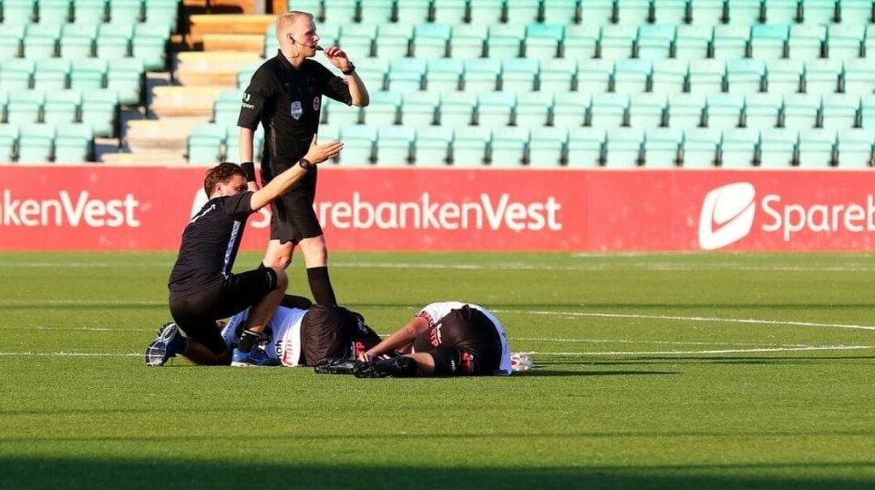 Fysioterapeut Sondre Sjøgren Jakobsen (t. v) på banen under en kamp mellom Sogndal og Ham-Kam i august 2020.