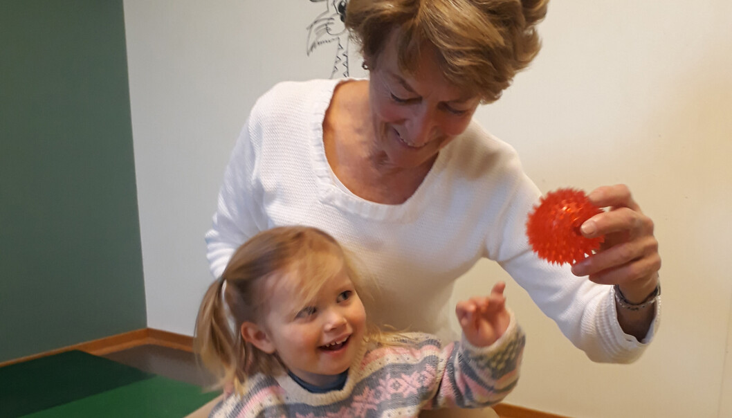 – Jeg blir kjempeglad i disse barna, sier Britt Tornes, her i aksjon med Vilje (3). – Jeg blir kjempeglad i disse barna, sier Britt Tornes, her i aksjon med Vilje (3).