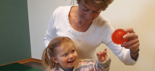 Regelverket tvinger barnefysioterapeut Britt (74) til å gå av. Hun skulle gjerne fortsatt i jobben