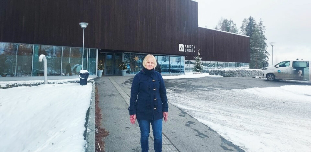 Tillitsvalgt Elisabeth Svanåsbakken foran lokalene hvor kommunale fysioterapeuter og annet helsepersonell vanligvis har base.