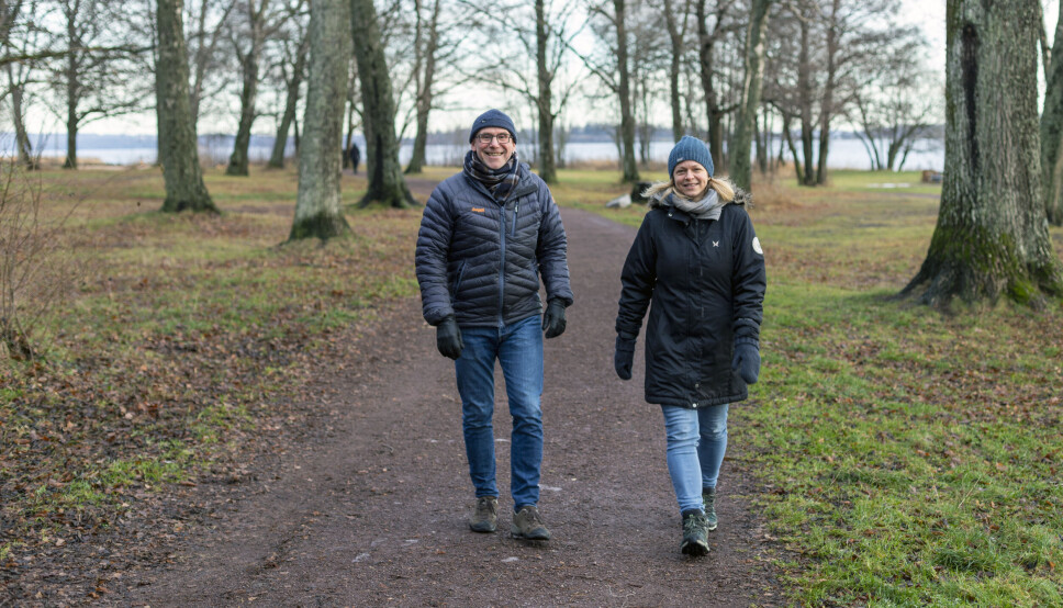 Steffen Torp og Catherine Lorentzen på rusletur ved sjøen. Steffen Torp og Catherine Lorentzen på rusletur ved sjøen.