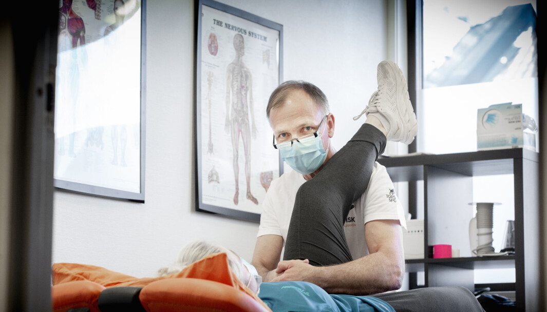 Fysioterapeuter har naturlig nok nærkontakt med pasienter, men er ikke på smittetoppen. Personen på bildet er fotografert i en annen sammenheng enn denne. Fysioterapeuter har naturlig nok nærkontakt med pasienter, men er ikke på smittetoppen. Personen på bildet er fotografert i en annen sammenheng enn denne.