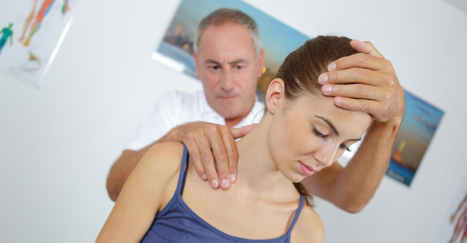 En osteopat i arbeid. NFF er imot at osteopater og naprapater skal få autorisasjon.