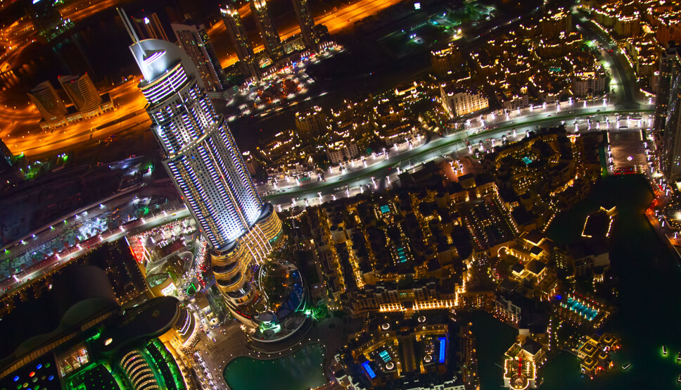 Dubai er den største byen i emiratet Dubai i De forente arabiske emirater. Dubai er den største byen i emiratet Dubai i De forente arabiske emirater.