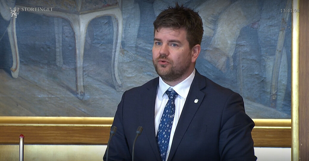 Hans Inge Myrvold, helsepolitisk talsperson i Senterpartiet, støtter autorisasjon av manuellterapeuter, men ønsker en gjennomgang av autorisasjonslisens og spesialistgodkjennningspraksis. Hans Inge Myrvold, helsepolitisk talsperson i Senterpartiet, støtter autorisasjon av manuellterapeuter, men ønsker en gjennomgang av autorisasjonslisens og spesialistgodkjennningspraksis.
