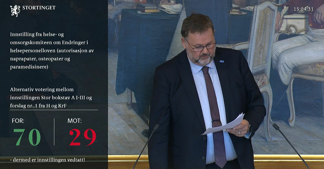Skjermbilde fra voteringen. I bildet: Stortingets første visepresident Svein Harberg (H).