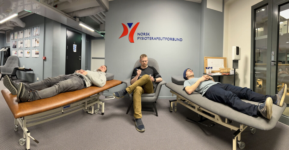 Psykologspesialist Asle Thude Elen (i midten) gjester fysioterapipodcasten «Lateralt og medialt». Her med programvertene Joakim Moestue Halvorsen (t. v) og Martin Moum Hellevik.