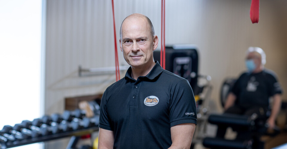 Tom Røsand etterlyser flere krav for å få og beholde driftstilskudd. Han har jobbet helprivat siden slutten av 90-tallet.