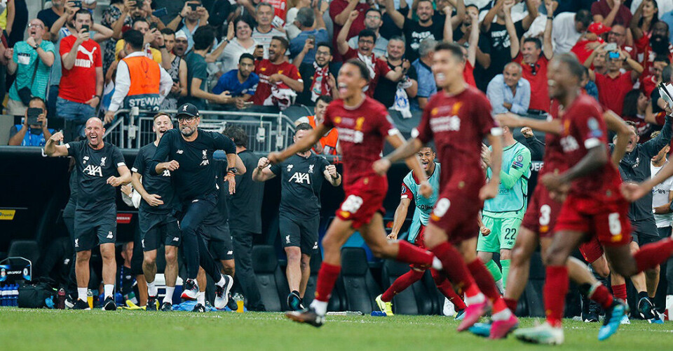 Liverpool-manager Jürgen Klopp løper ut på banen idet laget hans vinner straffesparkkonkurransen mot Chelsea i supercupfinalen i 2019.
