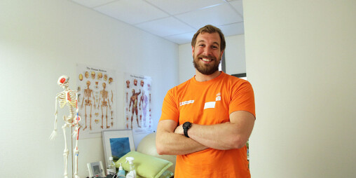Gard (33) jobber frivillig som fysioterapeut: – En enorm følelse av å bidra