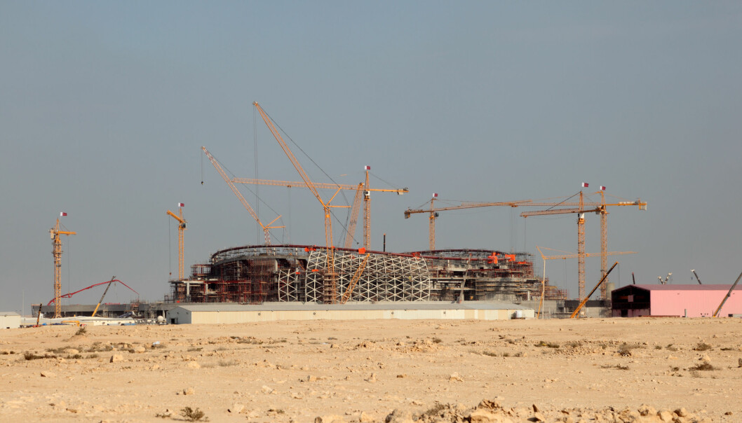 En fotballstadion bygges i Qatars ørken.