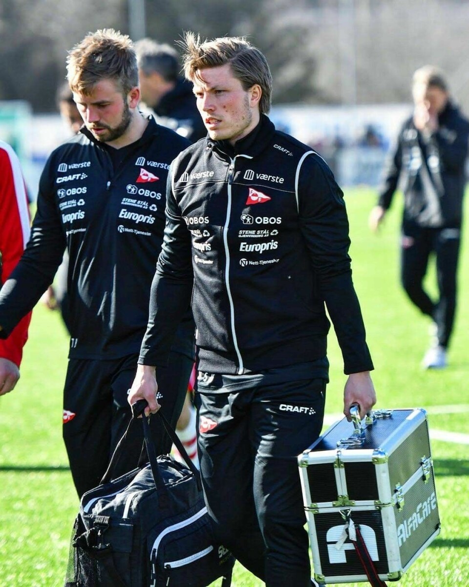 Håkon Snorressønn Wæhler på jobb som fysioterapeut for Fredrikstad FK.