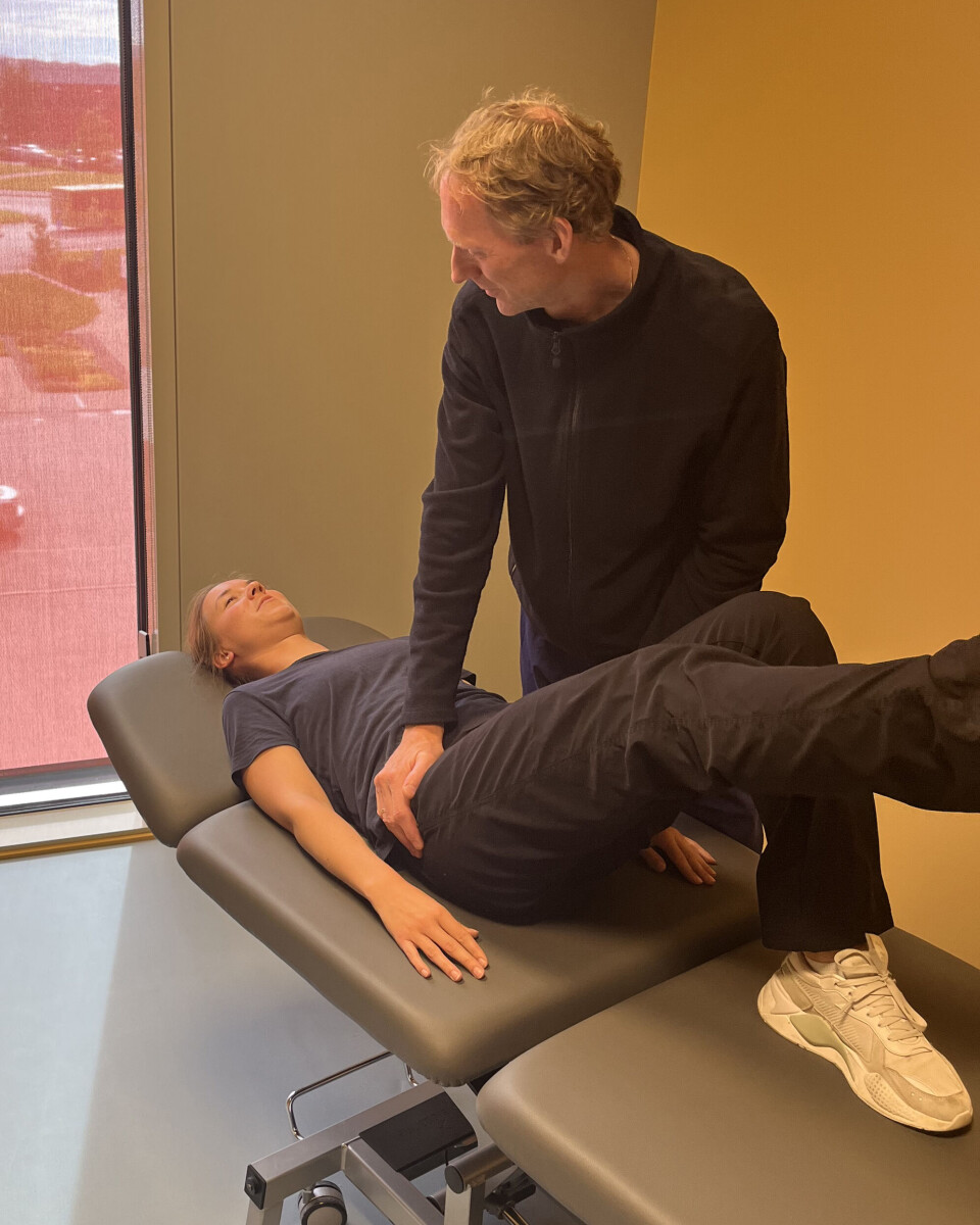 Bjarne Vad Nilsen med en modell som agerer pasient. Bjarne Vad Nilsen med en modell som agerer pasient.