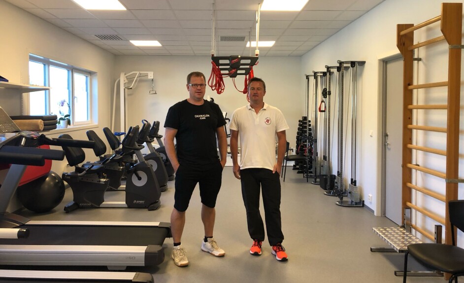 Bård Kongsjorden (t. v) og kollega Jan Henrik Trondal fortviler over galopperende strømutgifter. Bård Kongsjorden (t. v) og kollega Jan Henrik Trondal fortviler over galopperende strømutgifter.