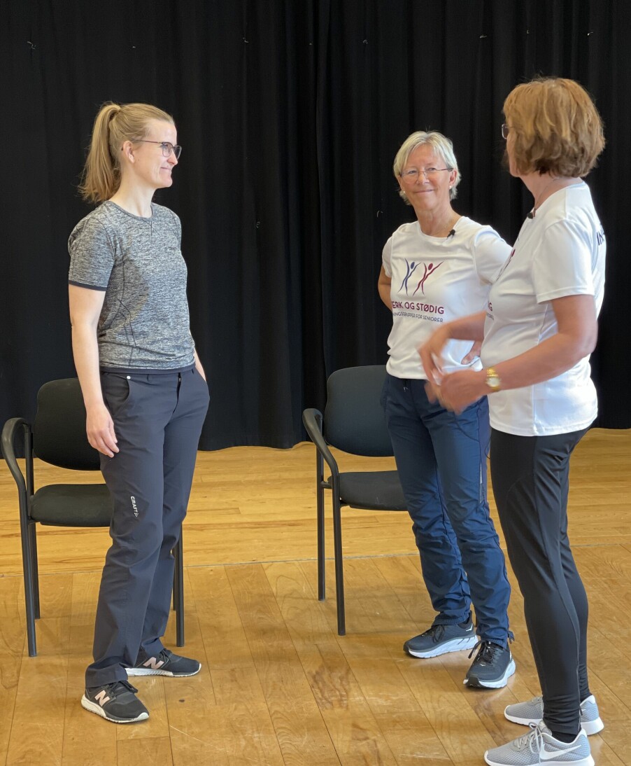 Veileder frivillige: Frivillige Anne-Sofie Lauritsen og Tove Teien i samtale med fysioterapeut Renate Thormodsrud).